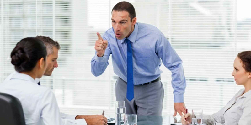 روش کنار آمدن با یک رییس عصبانی و بداخلاق!