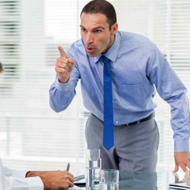 روش کنار آمدن با یک رییس عصبانی و بداخلاق!