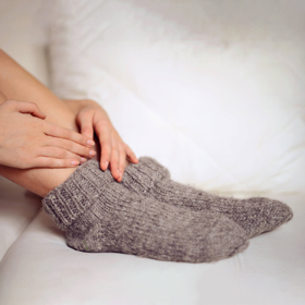 علت سردی دست و پا چیست و چگونه درمان می‌شود