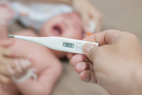 چرا کودک تب می ‌کند