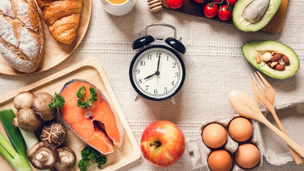 آیا در یک رژیم غذایی تنظیم‏ کننده قند خون، زمان صرف وعده‏‌ها نیز مهم است