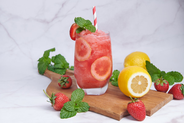 نوشیدنی خنک تابستانی با توت فرنگی ـ نوشیدنی بهاری با توت فرنگی