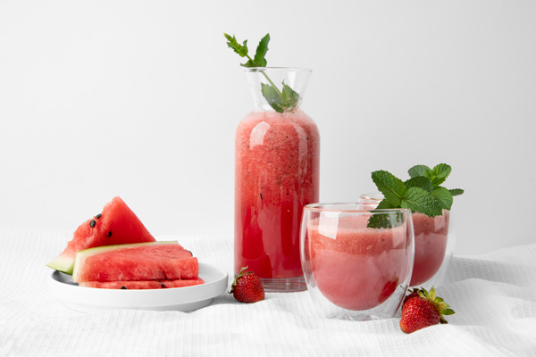 نوشیدنی تابستانی خنک با هندوانه ـ اسموتی هندوانه توت فرنگی