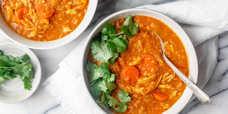 طرز تهیه سوپ دال عدس با مرغ ریش ریش فوقالعاده خوشمزه